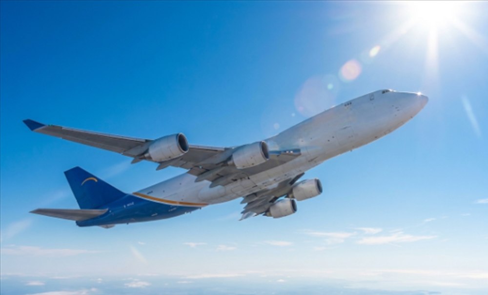 Avión de carga en aproximación sobre la costa